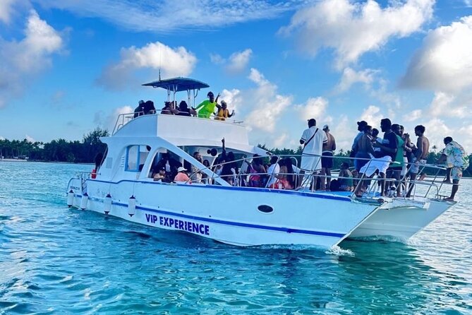 Hip-Hop Party Boat with Dj Live Adults Only and Unlimited Drinks - Key points at a glance