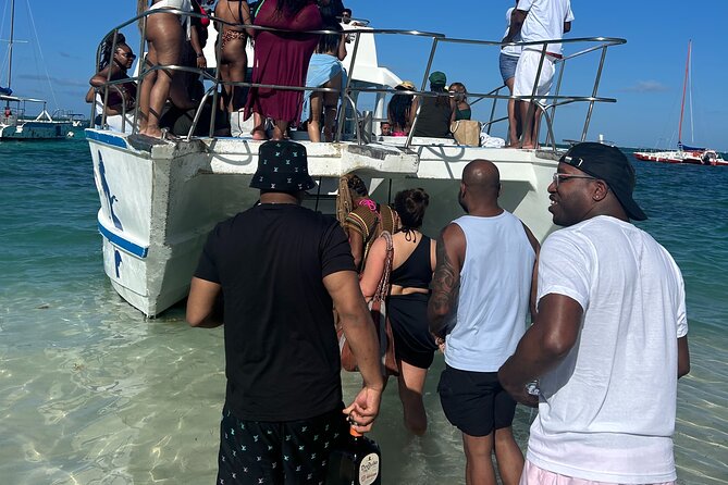Hip-Hop Party Boat with Dj Live Adults Only and Unlimited Drinks - Music, dancing, and the crew