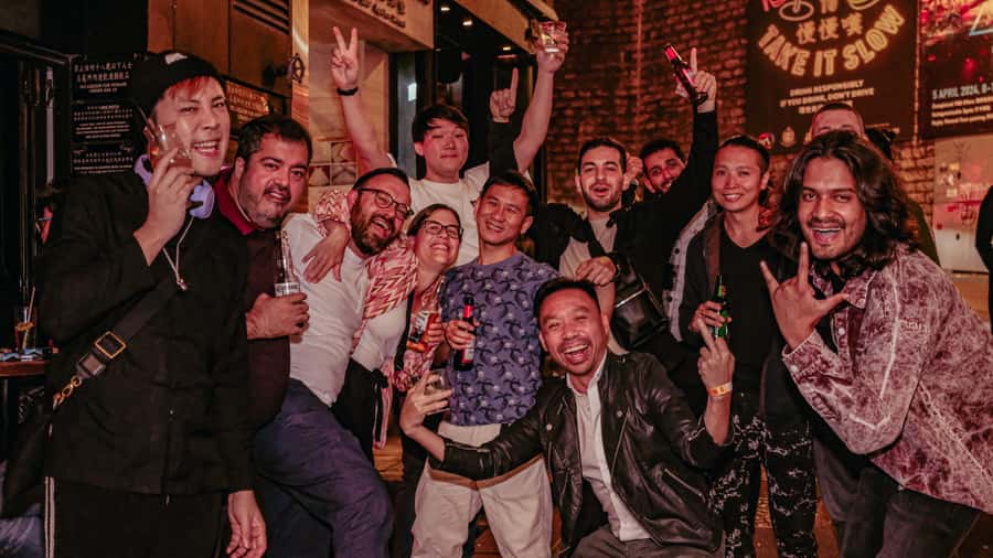 Hong Kong: 3-Hour Lan Kwai Fong Pub Crawl - What guides such as Vivian and Jun add