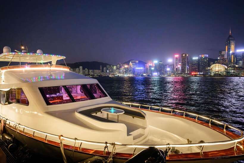 Hong Kong: Victoria Harbour Evening Cruise with Drinks - Who should book this cruise?