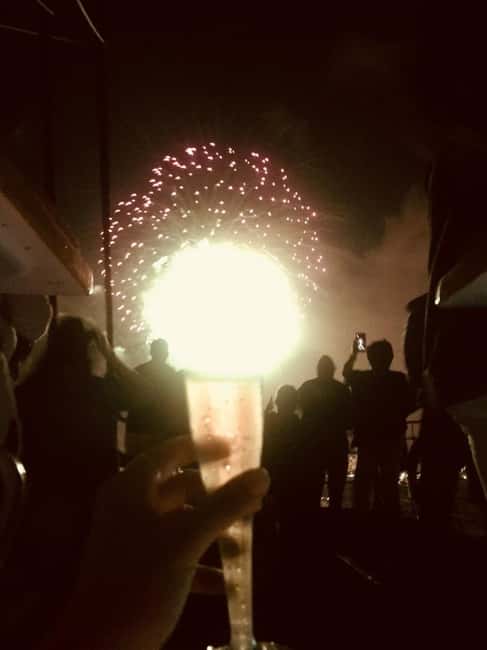 Honolulu: 1-Hour Friday Night Fireworks Cruise with Drinks - Fireworks with Waikiki behind you