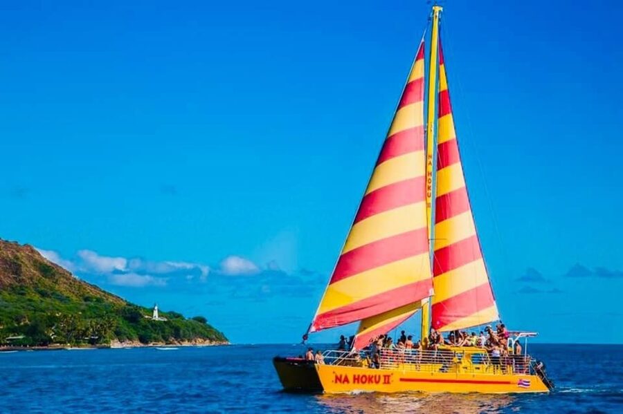 Honolulu: 1-Hour Friday Night Fireworks Cruise with Drinks - Mai tais, beer, cocktails, and soft drinks