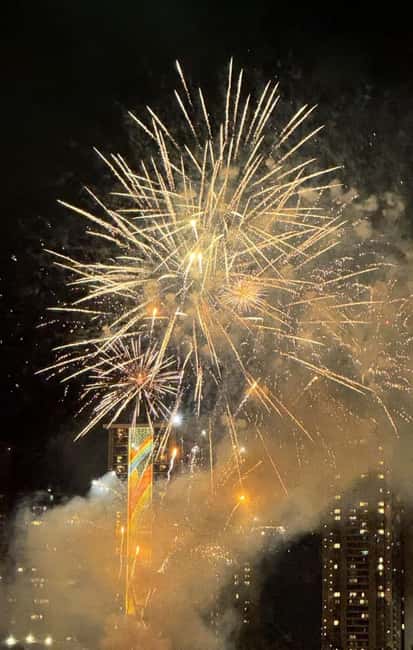 Honolulu: 1-Hour Friday Night Fireworks Cruise with Drinks - A short cruise along Ala Moana and Waikiki