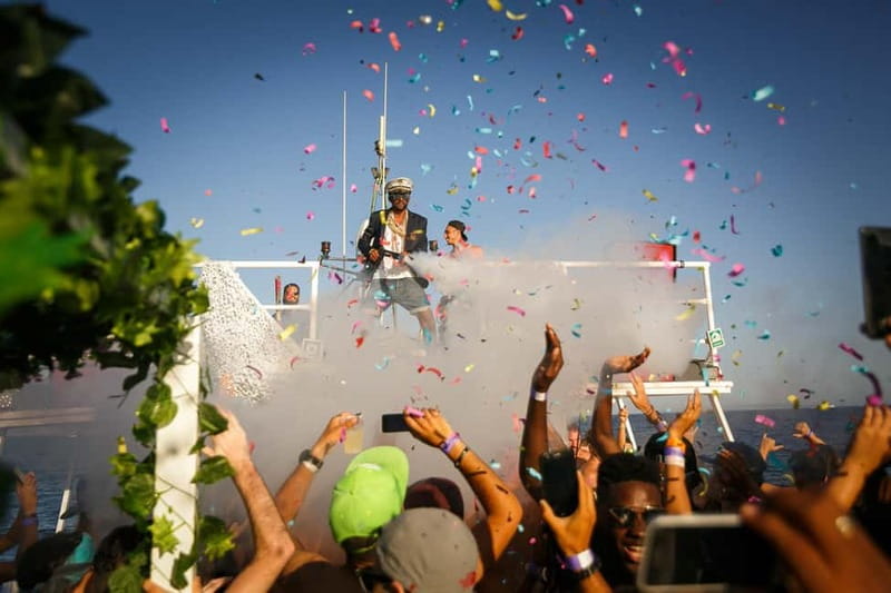Ibiza Boat party with unlimited drinks, Brunch & pool party - Moving from the pool to the dock