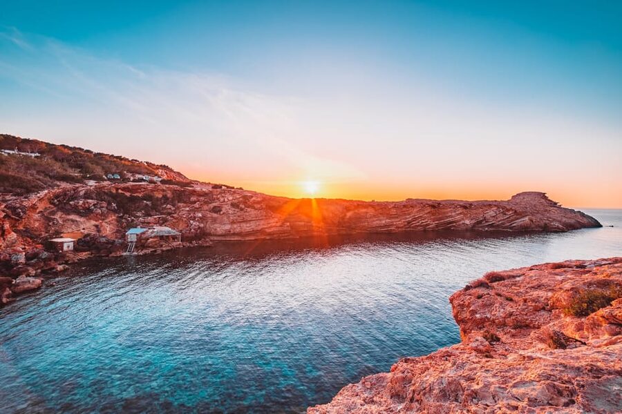Ibiza: Midday or Sunset Sailing with Snacks and Open Bar - Boat comfort and group size