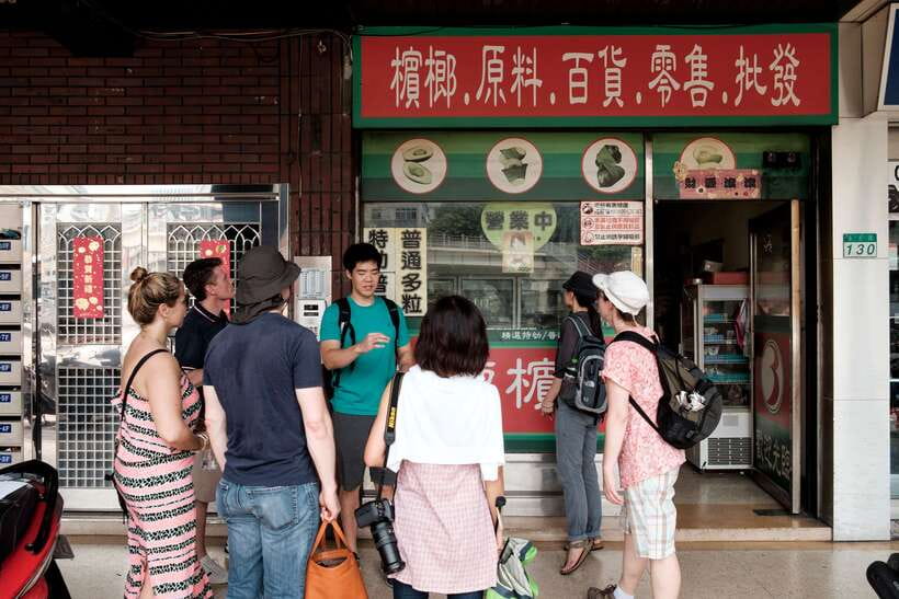 Iconic Food Tour: Local Street Food, Drinks & Sites - Boba and Taiwan’s favorite way to drink tea