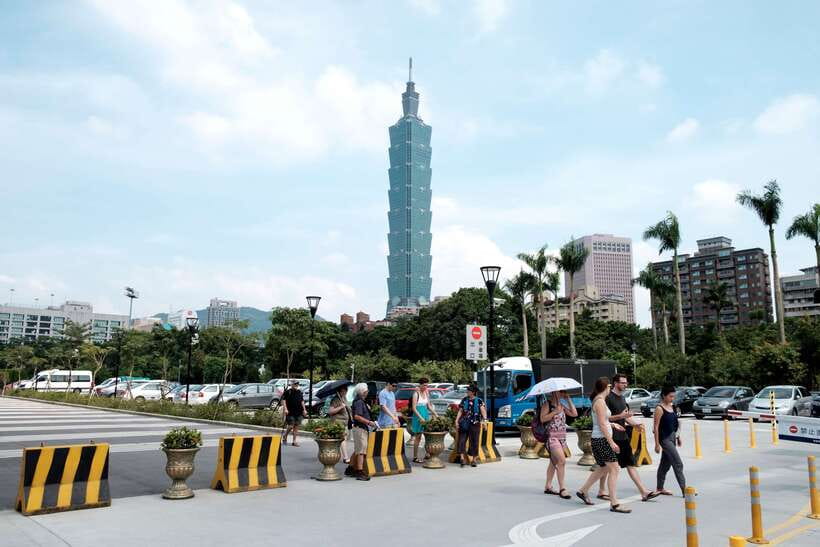 Iconic Food Tour: Local Street Food, Drinks & Sites - Sun Yat Sen Memorial Hall and the Taipei 101 photo stop