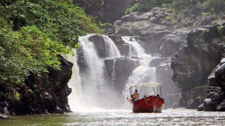 Ile Aux Cerfs Catamaran Trip w/ Lunch, Drinks & Transfer - The catamaran ride and onboard mood