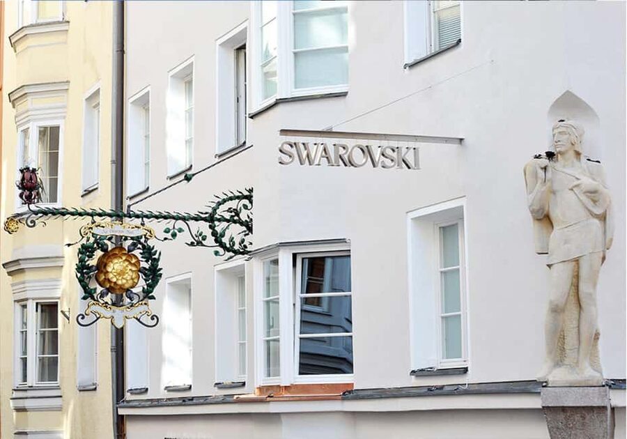 Innsbruck: Swarovski Exclusive Guided Tour with Drink & Gift - Group size, language, and access