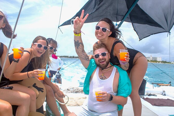 Isla Mujeres Catamaran Tour from Cancun with snorkel and Open Bar - Service, organization, and group size