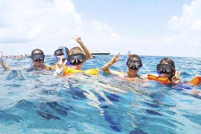 Isla Mujeres Catamaran Tour with Snorkel, Open bar and Transport - El Meco Reef: beautiful water, uneven snorkeling