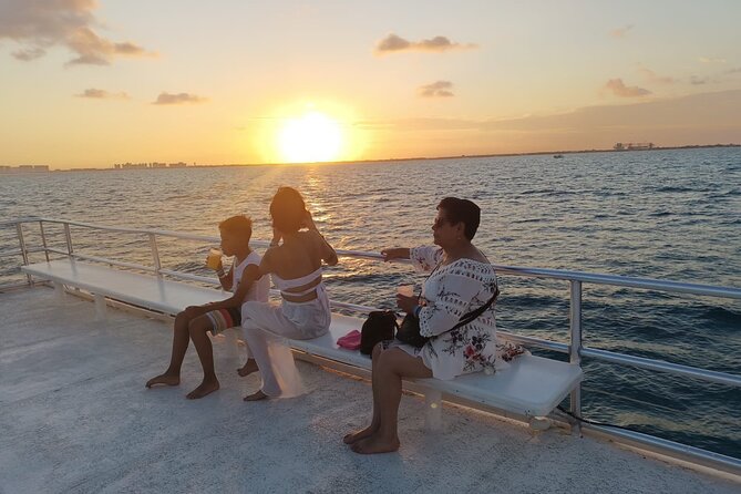 Isla Mujeres Tour with Open Bar Food and Snorkeling - Meeting at Coco Bongo or Plaza la Isla