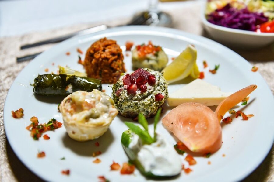 Istanbul: Bosphorus Dinner Cruise w/ Drinks & Entertainment - The Turkish show, from folk dance to the DJ
