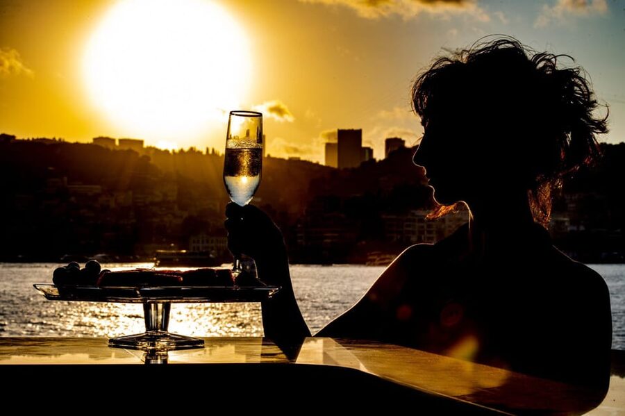 Istanbul: Bosphorus Sunset Cruise with Drinks & Snack - Beylerbeyi Palace and the changing light