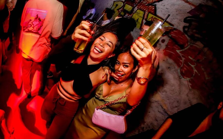 Istanbul: Rooftop Pub Crawl with Party Bus - Party pictures and the social payoff