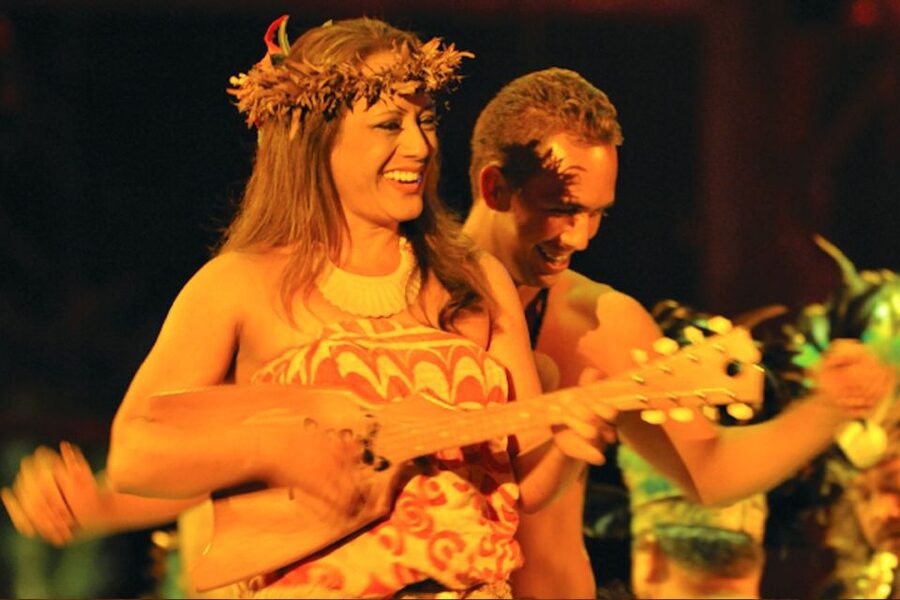 Kauai: Buffet Dinner with Open Bar and Luau Kalamaku Show - Live Hawaiian music before the main show