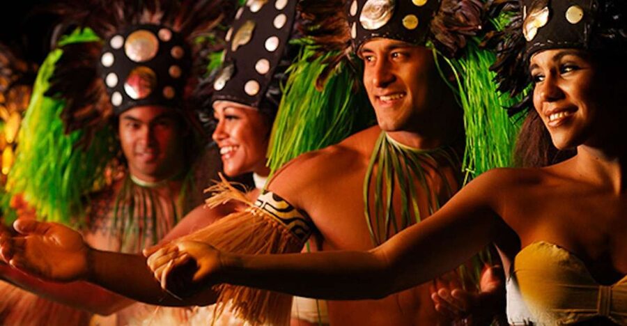Kauai: Buffet Dinner with Open Bar and Luau Kalamaku Show - Arriving at Kilohana Plantation