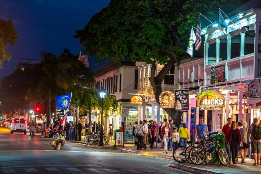 Key West: Haunted Pub Crawl Walking Tour - Dean-Lopez Funeral Home and a disturbing obsession