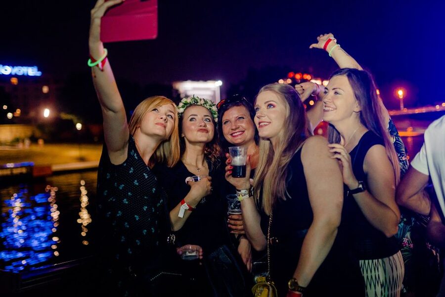 Krakow: Boat Party with Unlimited Drinks - Crowds, comfort, and the private booth question