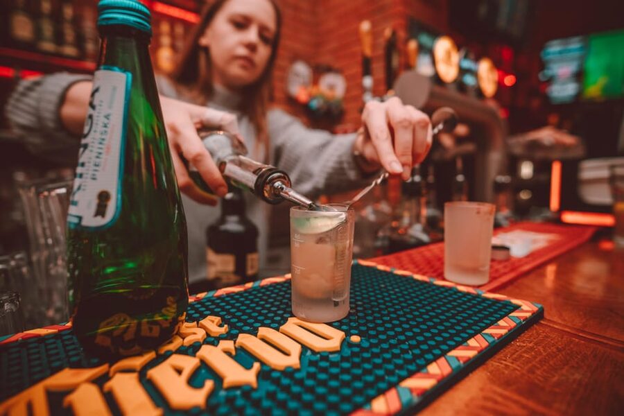 Krakow: Bottomless Brunch with 3-Course Meal and Drinks - Nachos with beer cheese set the tone