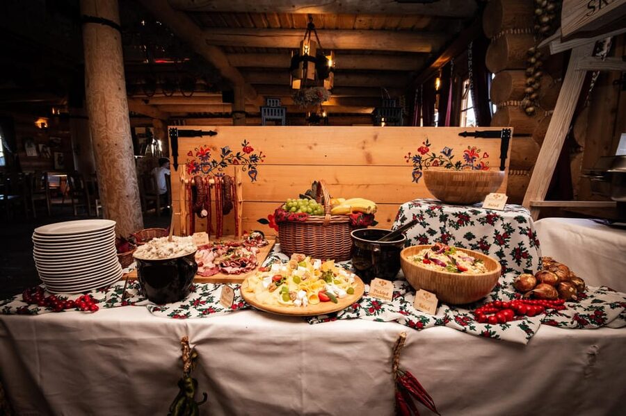 Krakow: Polish Folk Night with Dinner and Unlimited Drinks - Meeting the bus near Dietla 7