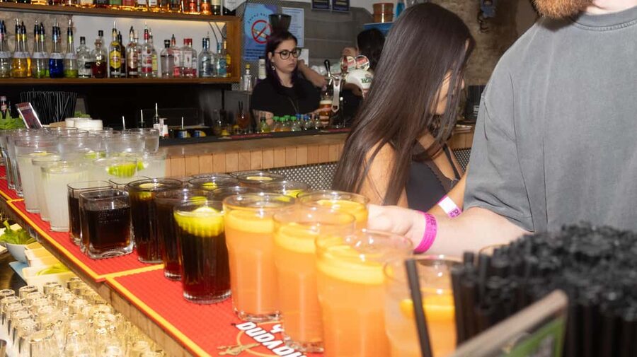 Krakow: Pub Crawl 1H Open Bar, VIP Entry & Welcome Shots - Should you book it?