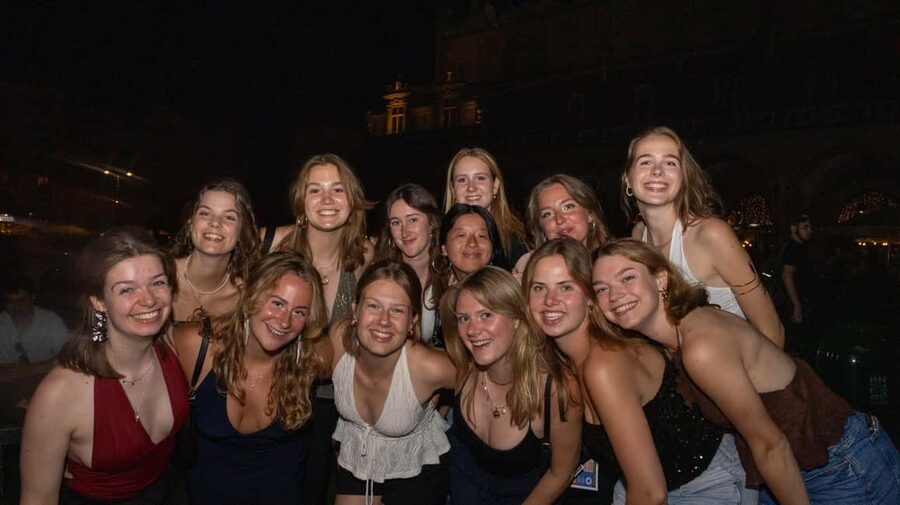 Krakow: Pub Crawl 1H Open Bar, VIP Entry & Welcome Shots - Moving through four or five Old Town venues