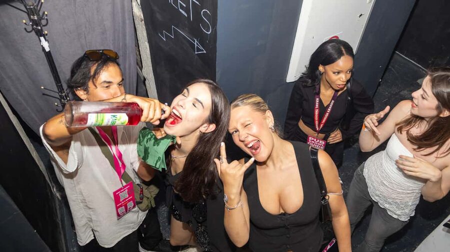 Krakow: Pub Crawl 1H Open Bar, VIP Entry & Welcome Shots - The photographer and the practical side of the night