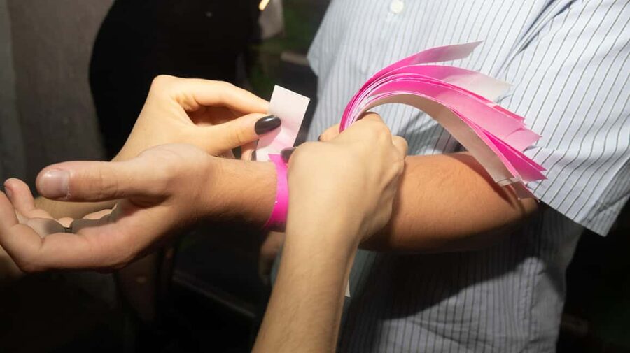 Krakow: Pub Crawl 1H Open Bar, VIP Entry & Welcome Shots - The open-bar hour is the real value test