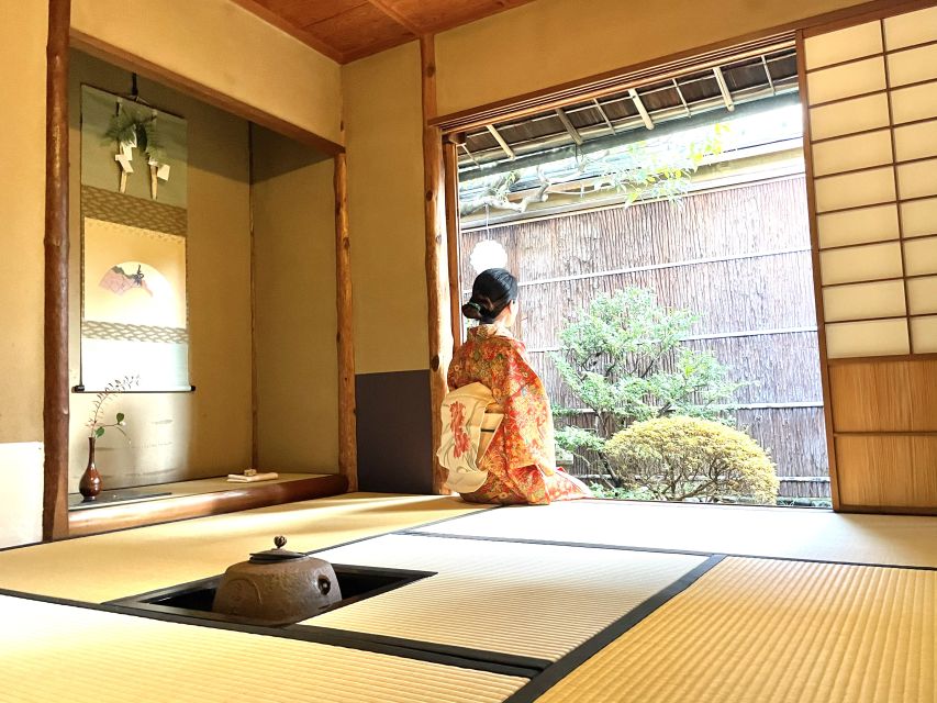 Kyoto: Maiko Happy Hour at a Historic Machiya - Buyō dance in an intimate wooden room