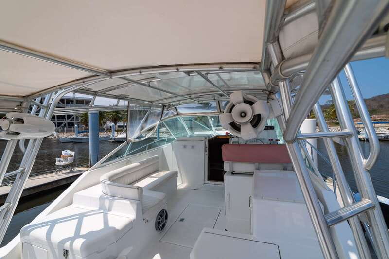 La Crucecita: Private Yacht Cruise in Huatulco with Drinks - Swimming and snorkeling, with a practical catch