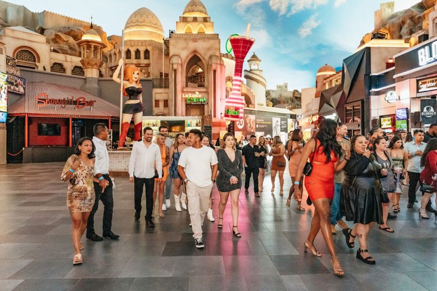 Las Vegas: Club Crawl and Party Bus with Free Drinks - Meeting at 7 W Flamingo Road