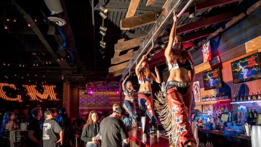 Las Vegas: Country Bar Crawl by Party Bus w/ Mixed Drinks - A country night that starts before the first bar