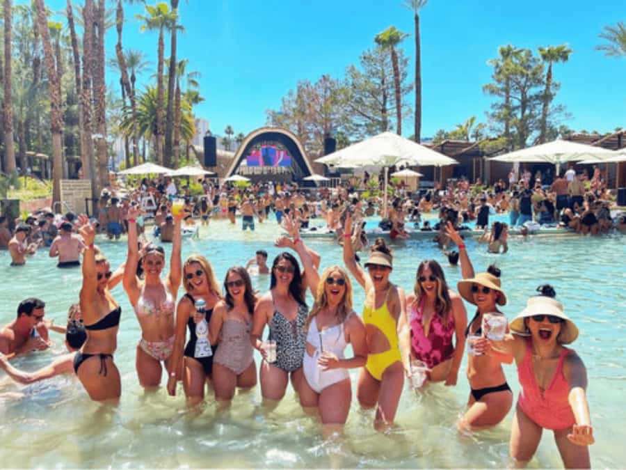 Las Vegas: Famous Pool Party Tour with Party Bus & Drinks - Service can shape the experience