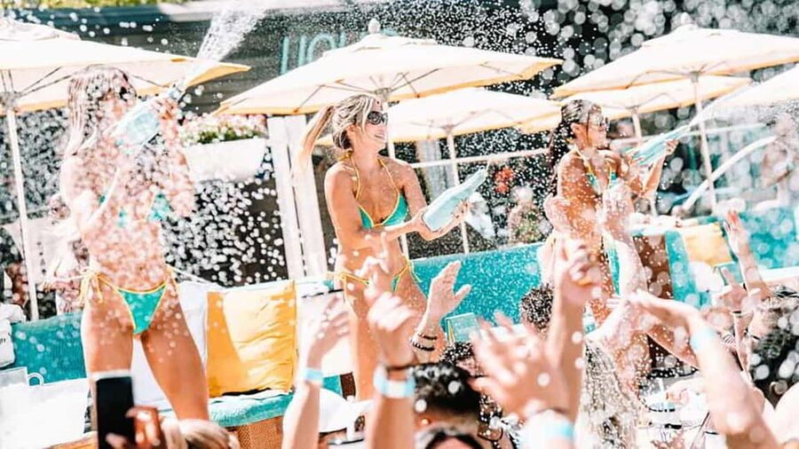 Las Vegas : Pool Crawl w/ Party Bus, Open Bar & VIP Entry - The liquor-store stop and drink budget