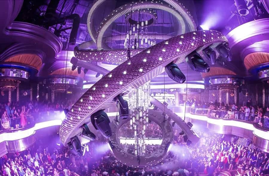Las Vegas: VIP Club Crawl with Party Bus and Drinks - How the four hours are likely to feel