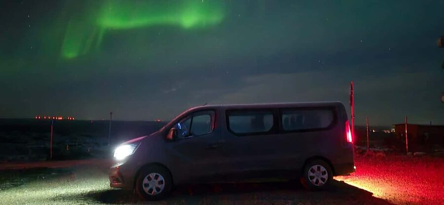 Levi: Northern Lights by Minivan with hot drinks and snacks - Why moving around Levi helps