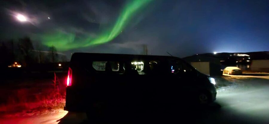 Levi: Northern Lights by Minivan with hot drinks and snacks - Comparing the $116 price with other aurora options