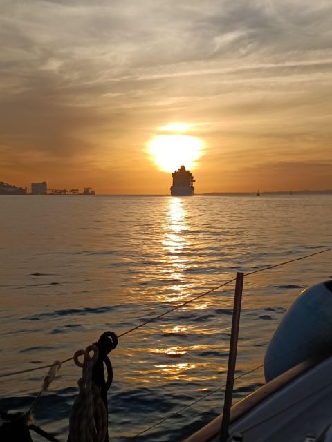 Lisbon: 2H Sunset Boat Cruise Tour with Drinks - Friendly hosting and simple historical context