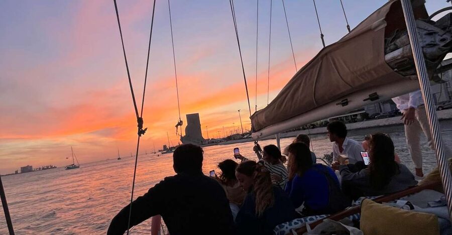 Lisbon: 2H Sunset Boat Cruise Tour with Drinks - Sunset on the Tagus, with Lisbon in the front row