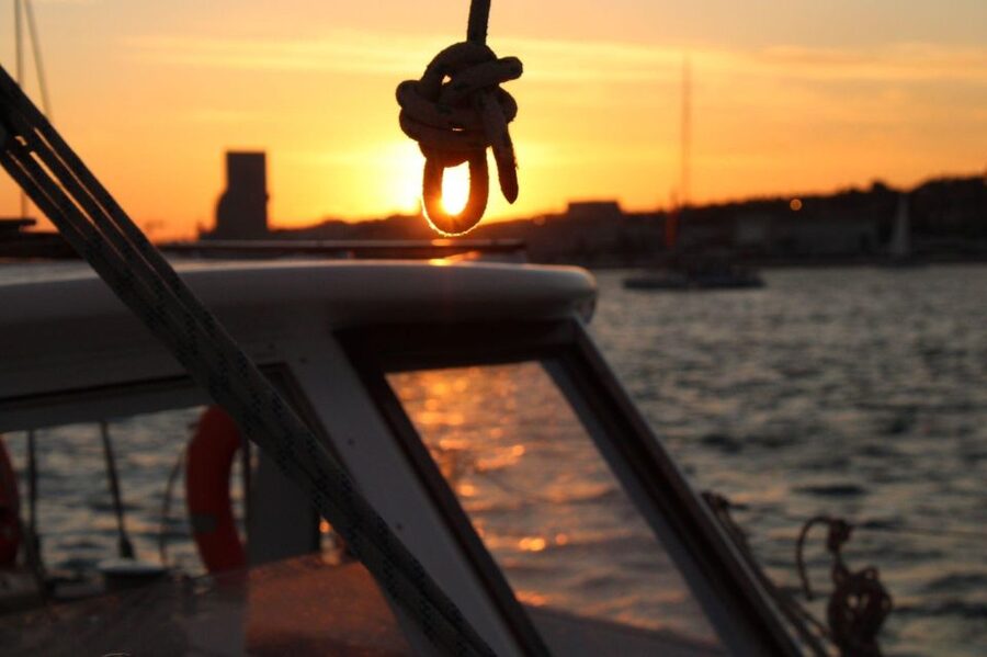 Lisbon: 2H Sunset Boat Cruise Tour with Drinks - The first welcome: Moscatel and music