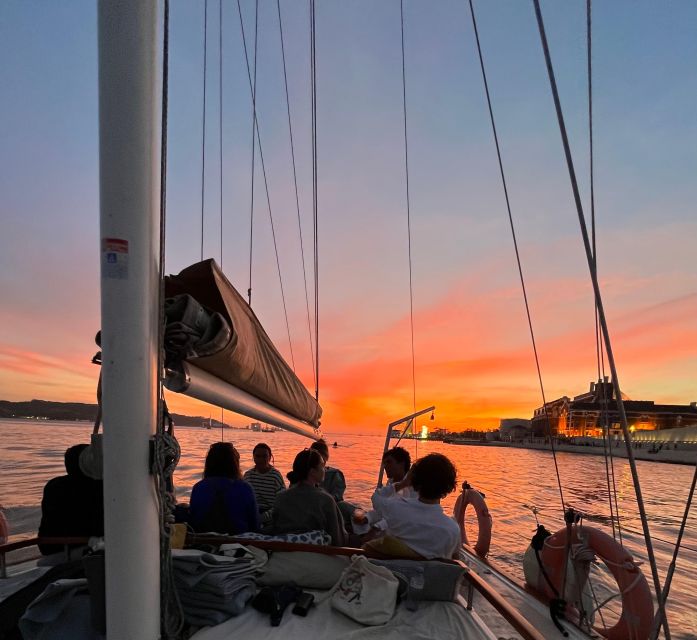 Lisbon: 2H Sunset Boat Cruise Tour with Drinks - Crossing beneath the 25th of April Bridge