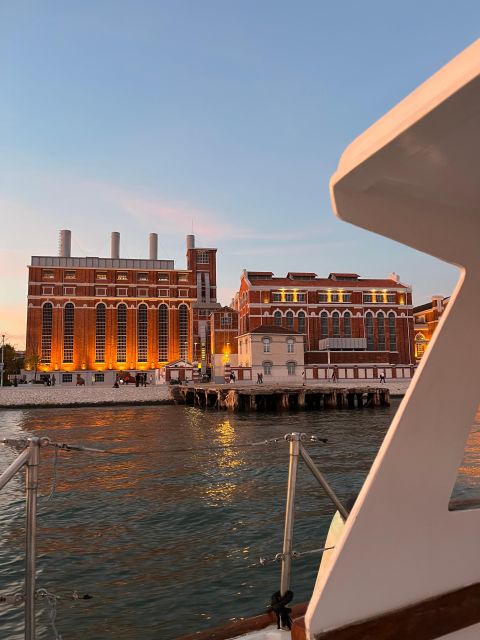Lisbon: 2H Sunset Boat Cruise Tour with Drinks - Cristo Rei across the river