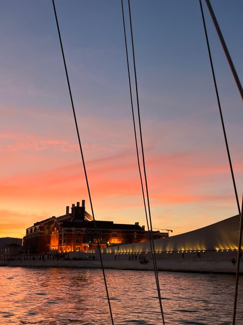 Lisbon: 2H Sunset Boat Cruise Tour with Drinks - Three Portuguese bites, served as a tasting