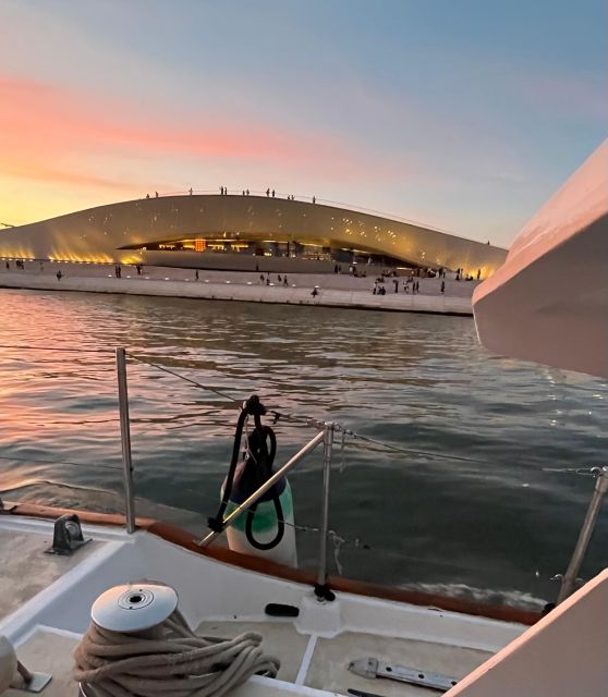 Lisbon: 2H Sunset Boat Cruise Tour with Drinks - Starting at Doca de Alcântara