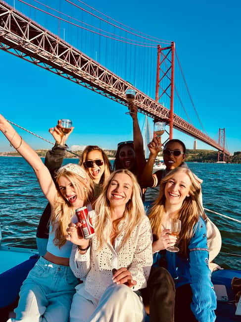 Lisbon: Boat Tour 2:30H w/ Welcome Drink and Snacks - Key points at a glance