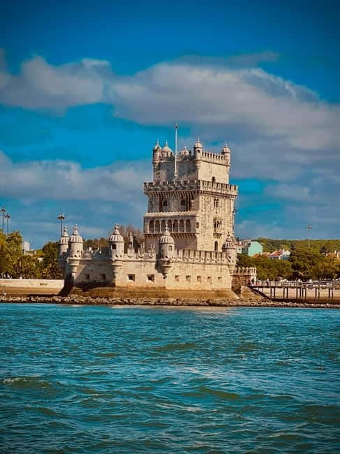 Lisbon: Boat Tour 2:30H w/ Welcome Drink and Snacks - Why the Tagus is the right place to see Lisbon