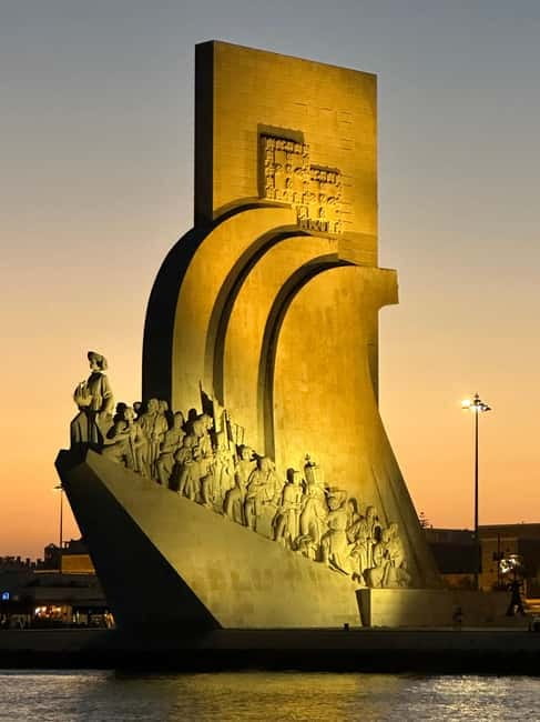 Lisbon: Boat Tour 2:30H w/ Welcome Drink and Snacks - Along the Lisbon waterfront: MAAT and the Discoveries Monument