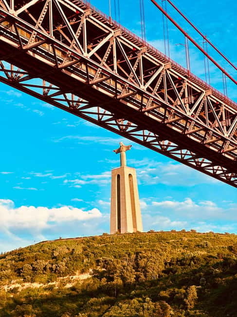 Lisbon: Boat Tour 2:30H w/ Welcome Drink and Snacks - Crossing toward Cristo Rei and Almada