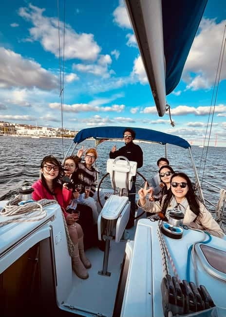 Lisbon: Boat Tour 2:30H w/ Welcome Drink and Snacks - Returning past central Lisbon and Alfama